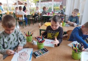 dzieci rysują pastelami suchymi
